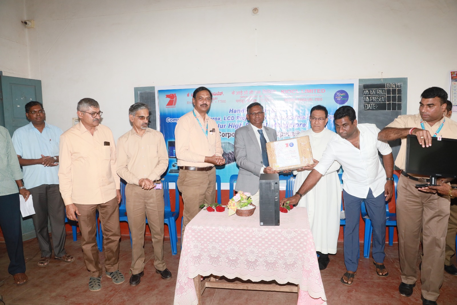 सीएमडी ने मंगलूरु में दिनांक 02-02-2023 को कुलूर हाई स्कूल के प्रबंधन को सीएसआर परियोजना के तहत कंप्यूटर, यूपीएस, प्रोजेक्टर, गर्म / ठंडा / सामान्य जल शोधक, ज़ेरॉक्स मशीन, गर्म पानी फिल्टर और सामान्य पानी फिल्टर सौंपे।