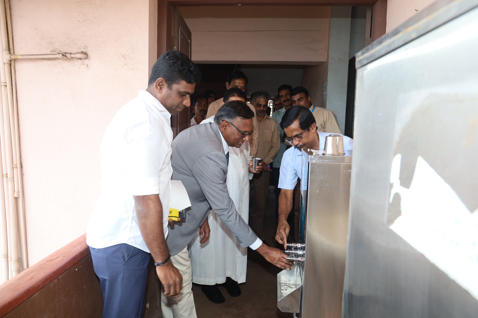 सीएमडी ने मंगलूरु में दिनांक 02-02-2023 को कुलूर हाई स्कूल के प्रबंधन को सीएसआर परियोजना के तहत कंप्यूटर, यूपीएस, प्रोजेक्टर, गर्म / ठंडा / सामान्य जल शोधक, ज़ेरॉक्स मशीन, गर्म पानी फिल्टर और सामान्य पानी फिल्टर सौंपे।