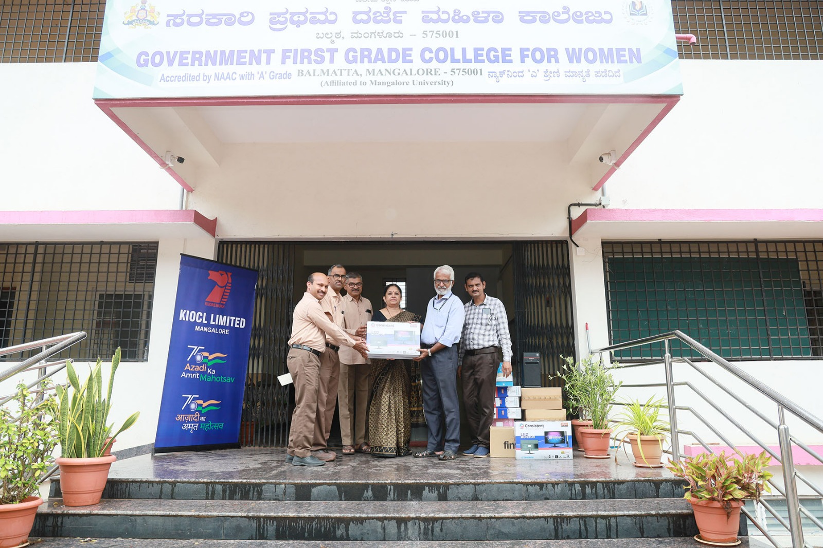 सीएसआर समिति के सदस्यों द्वारा महिलाओं के राजकीय फर्स्ट ग्रेड कॉलेज, बालमट्टा, मंगलूरु के प्रबंधन को कंप्यूटर सेट और यूपीएस सौंपा गया